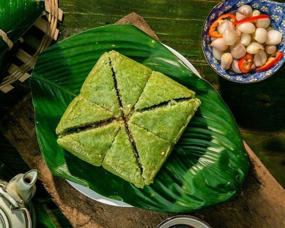 Bước 1: Cắt bánh chưng