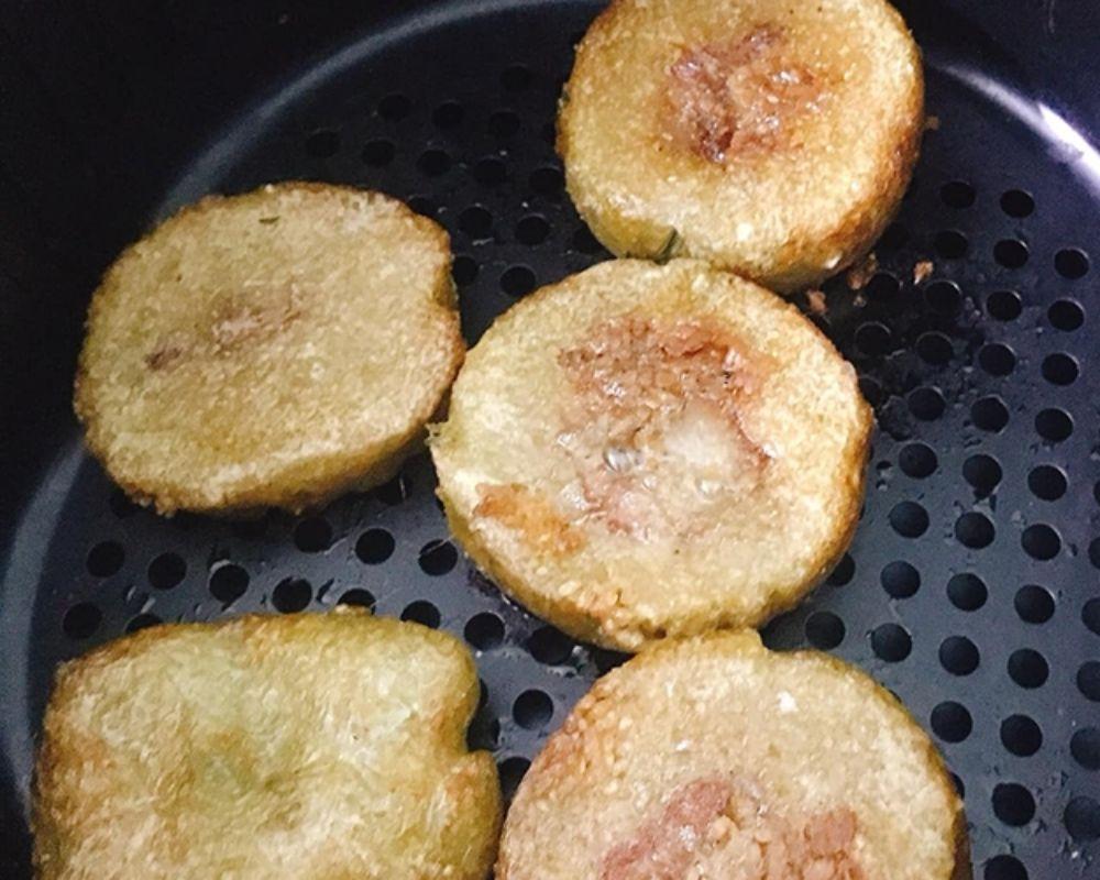 Bước 2: Rán bánh chưng