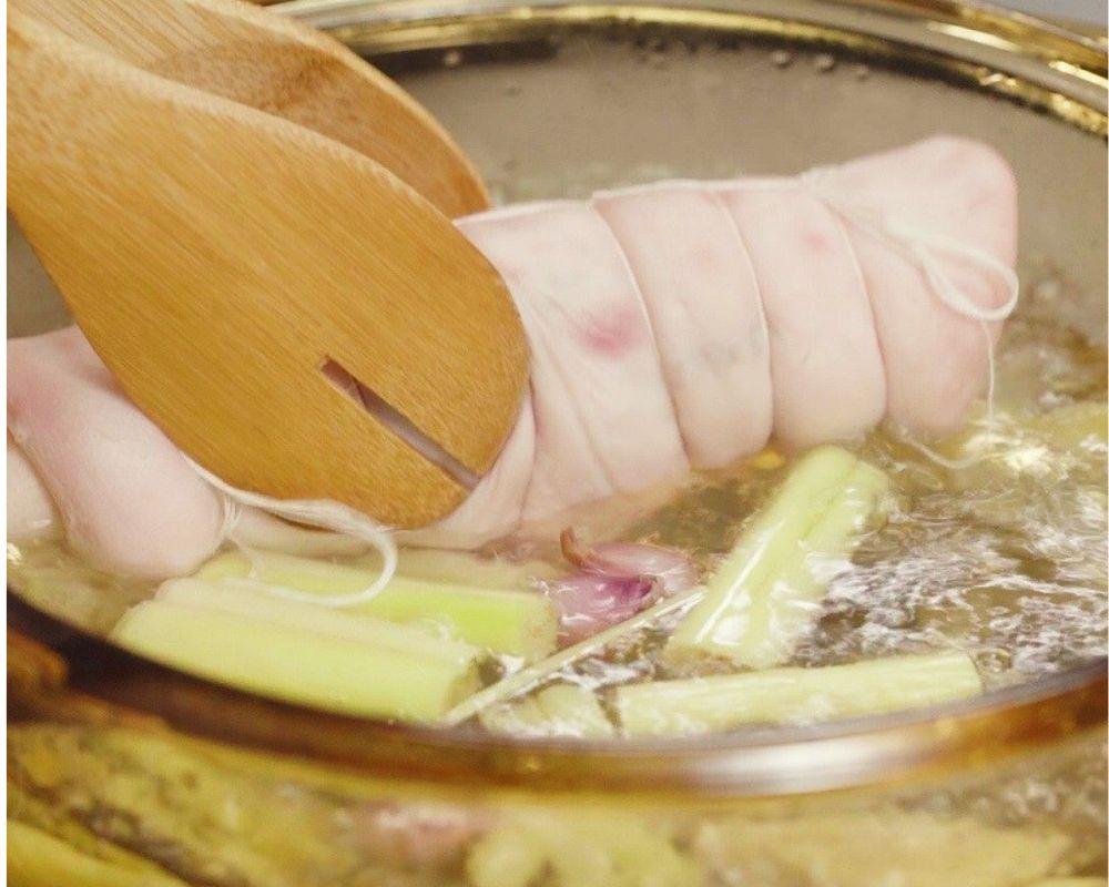 Luộc tai heo cuộn với sả, hành tím