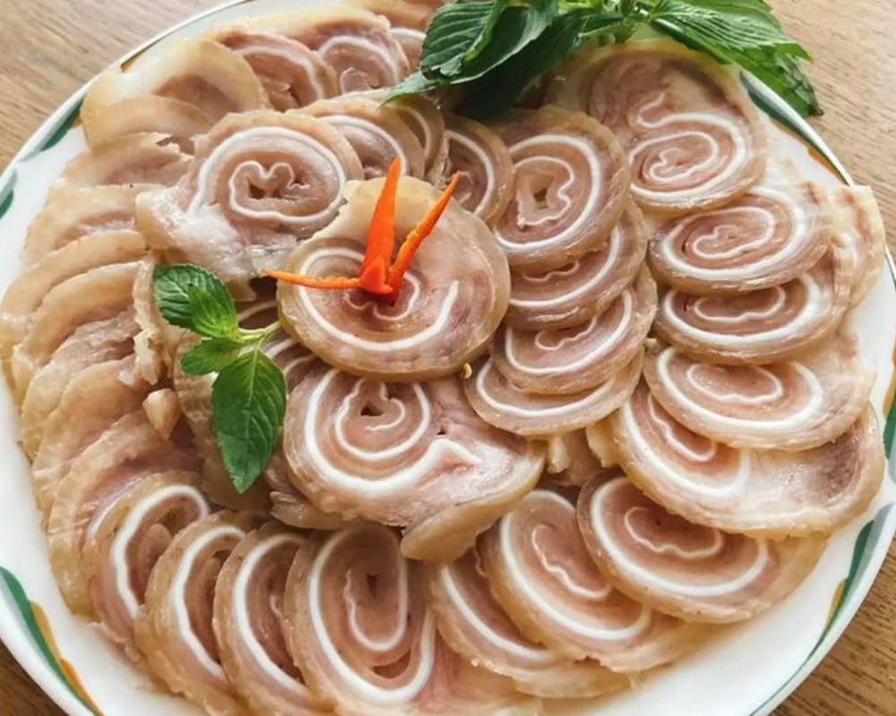 Tai heo cuộn ngâm mắm bắt mắt