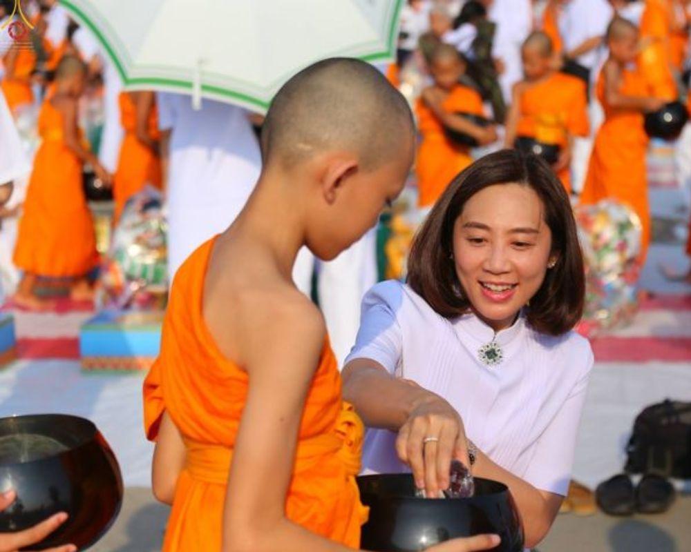 Đến chùa gieo duyên vào đầu năm mới với quan niệm cho đi sẽ nhận lại