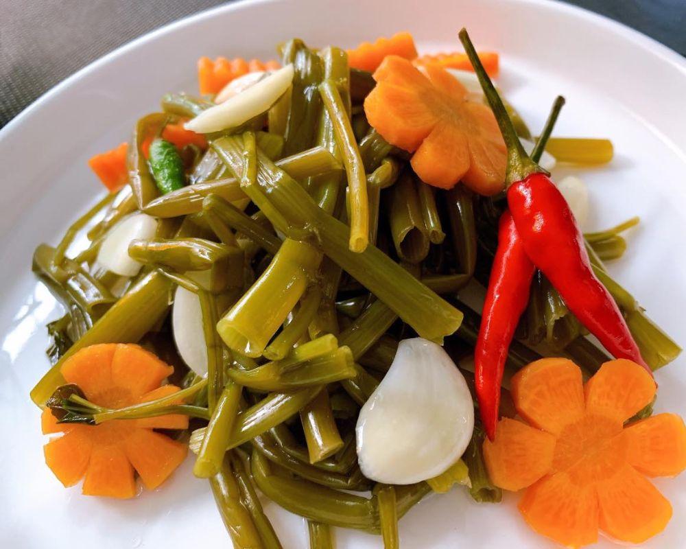 Thưởng thức món rau muống chua ngọt