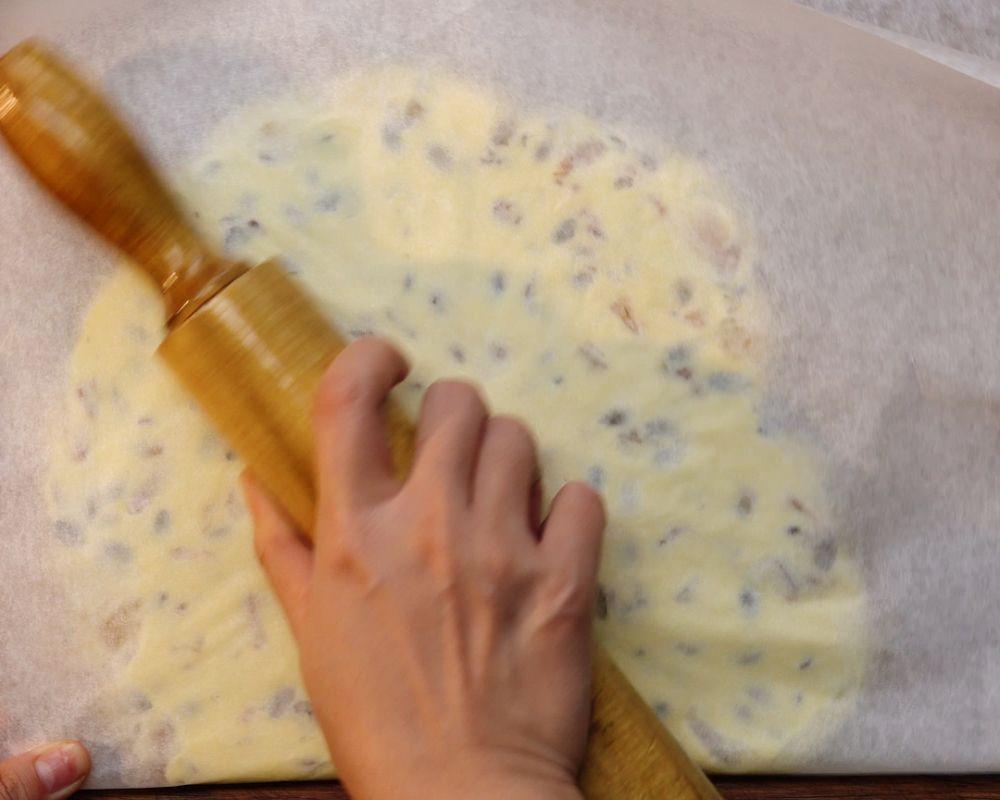 Đổ hỗn hợp vào khay