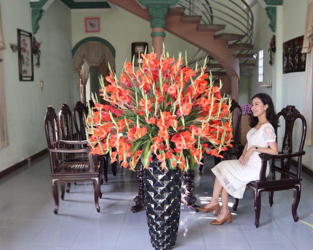 Cách cắm hoa lay ơn với bình cao