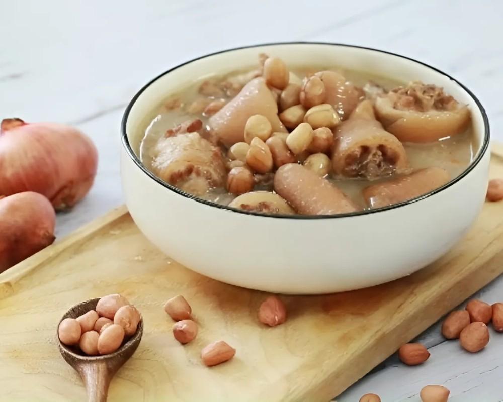 Đuôi heo hầm đậu phộng