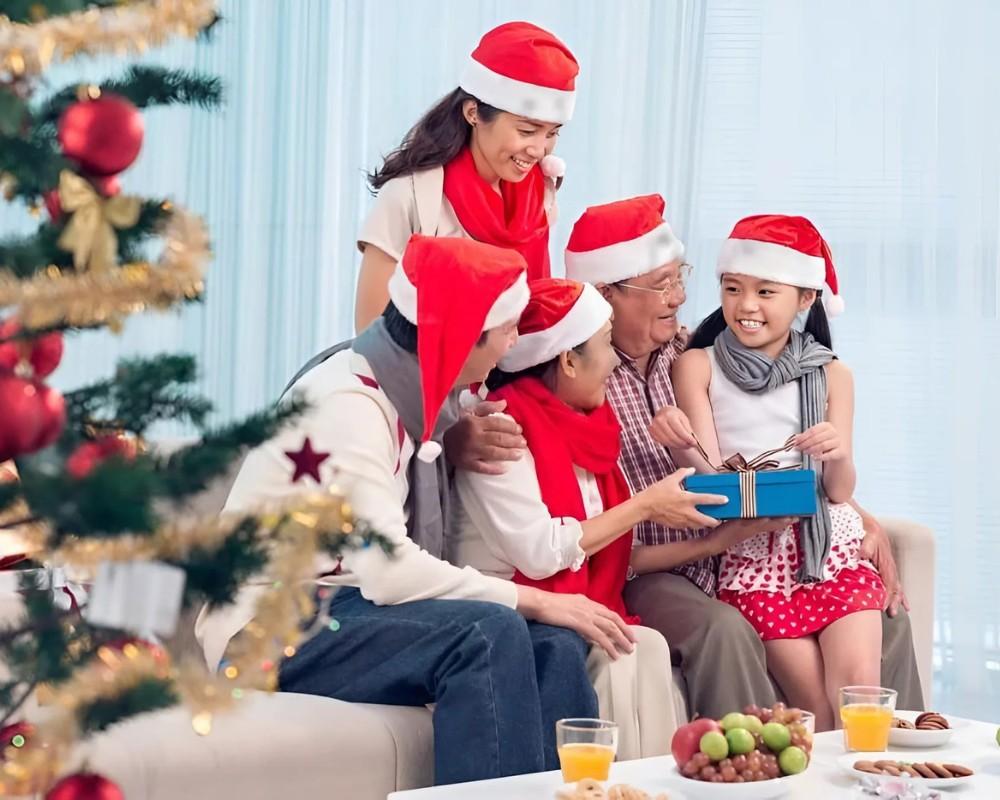 Tặng quà các thành viên trong gia đình ngày Giáng sinh